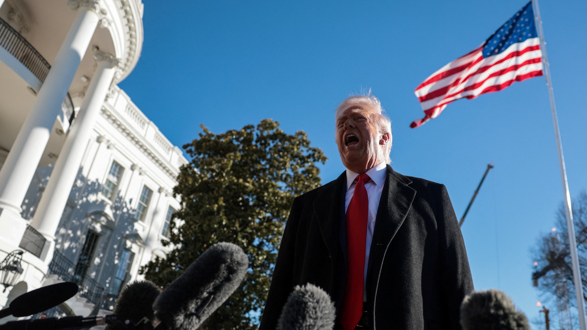 Americký prezident Donald Trump pred Bielym domom