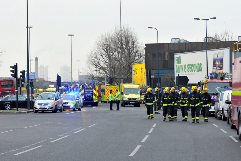 Akcja ratunkowa po katastrofie helikoptera w Londynie.