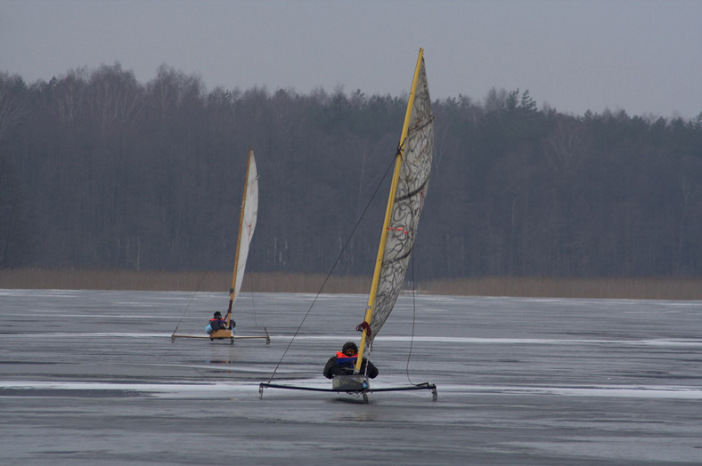 Sporty w terenie: żeglarstwo lodowe oraz snowkite