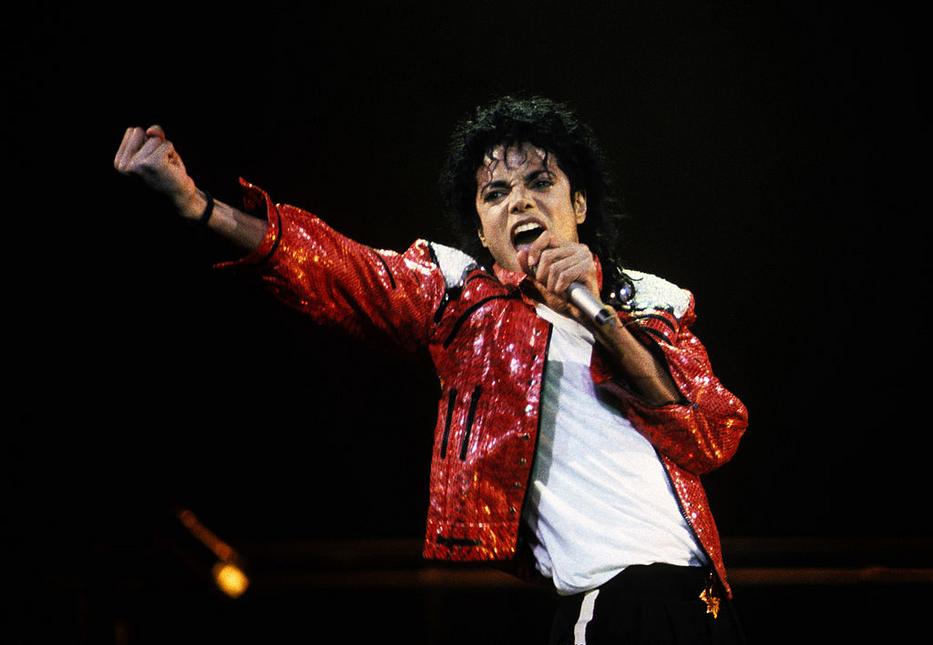 Megdöbbentő a hasonlóság. A magyar Michael Jackson 14 műtét után így néz ki (videó) fotó: Getty Images