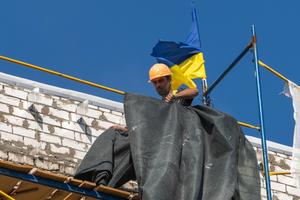 Ukraina walczy o wejście do UE i zaczyna odbudowę