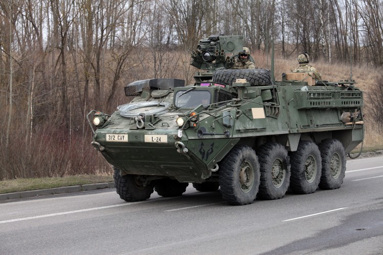 Przejazd wozów nazwano 'marszem Dragonów' - wyjaśnia pułkownik Artur Goławski z Dowództwa Generalnego Sił Zbrojnych. Amerykanie wpadli na pomysł, że zamiast wysyłać sprzęt na statkach, lepiej przejechać Strykerami przez Polskę i Czechy. Stamtąd natomiast kolumny udadzą się do Bawarii, do bazy Vilseck. <br><br>fot. (mr) PAP/Artur Reszko