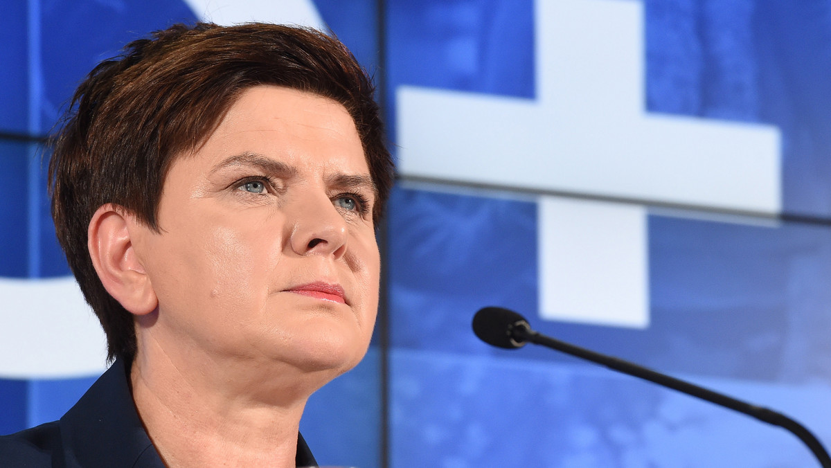 Uważam, że to jest bardzo piękna decyzja - tak premier Beata Szydło odniosła się do decyzji szefa MON Antoniego Macierewicza o tym, by podczas uroczystości państwowych upamiętniać ofiary katastrofy smoleńskiej w odczytywanych apelach pamięci.