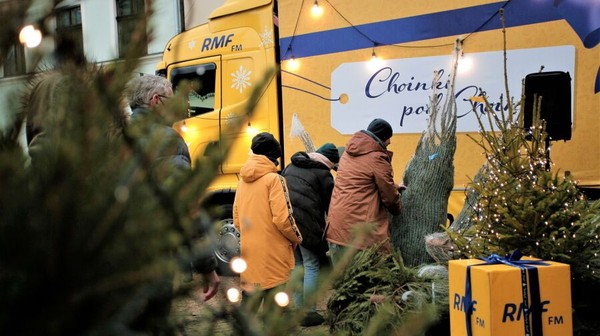  Jak co roku RMF FM wyrusza w wielką, świąteczną trasę i rozdaje w kilkunastu miastach w całej Polsce „Choinki pod choinkę