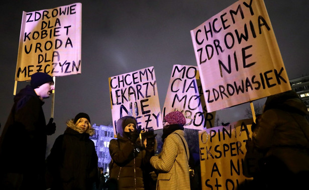 Protest przed Sejmem. Demonstranci wściekli na opozycję za odrzucenie projektu "Ratujmy Kobiety"