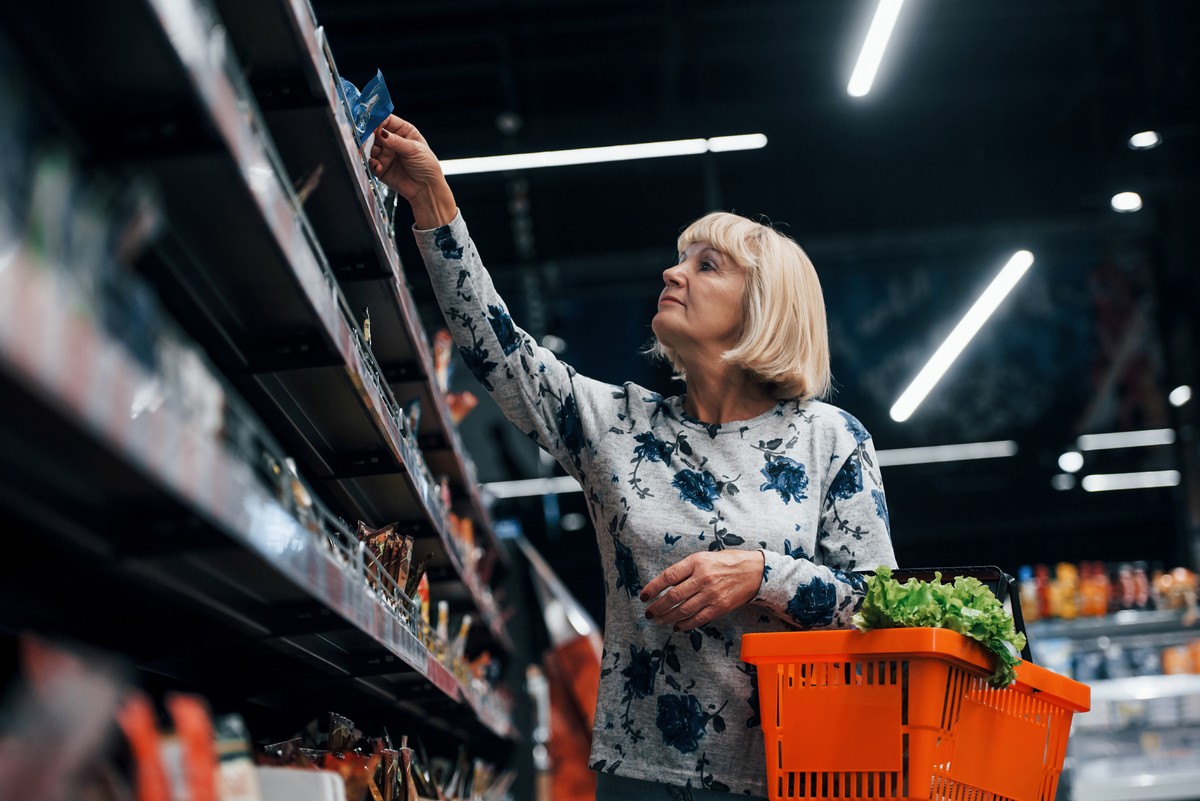 seniorka zakupy sklep supermarket
