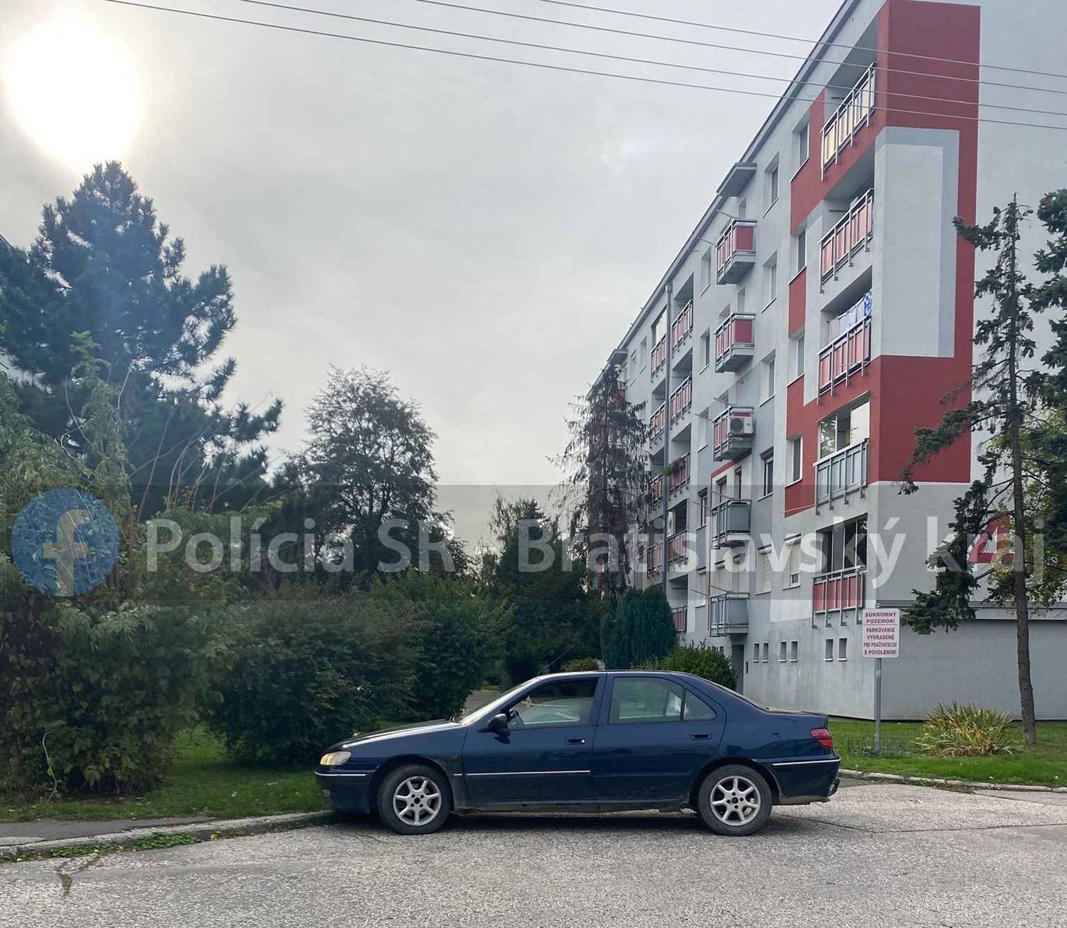 Vodič spal v naštartovanom aute.
