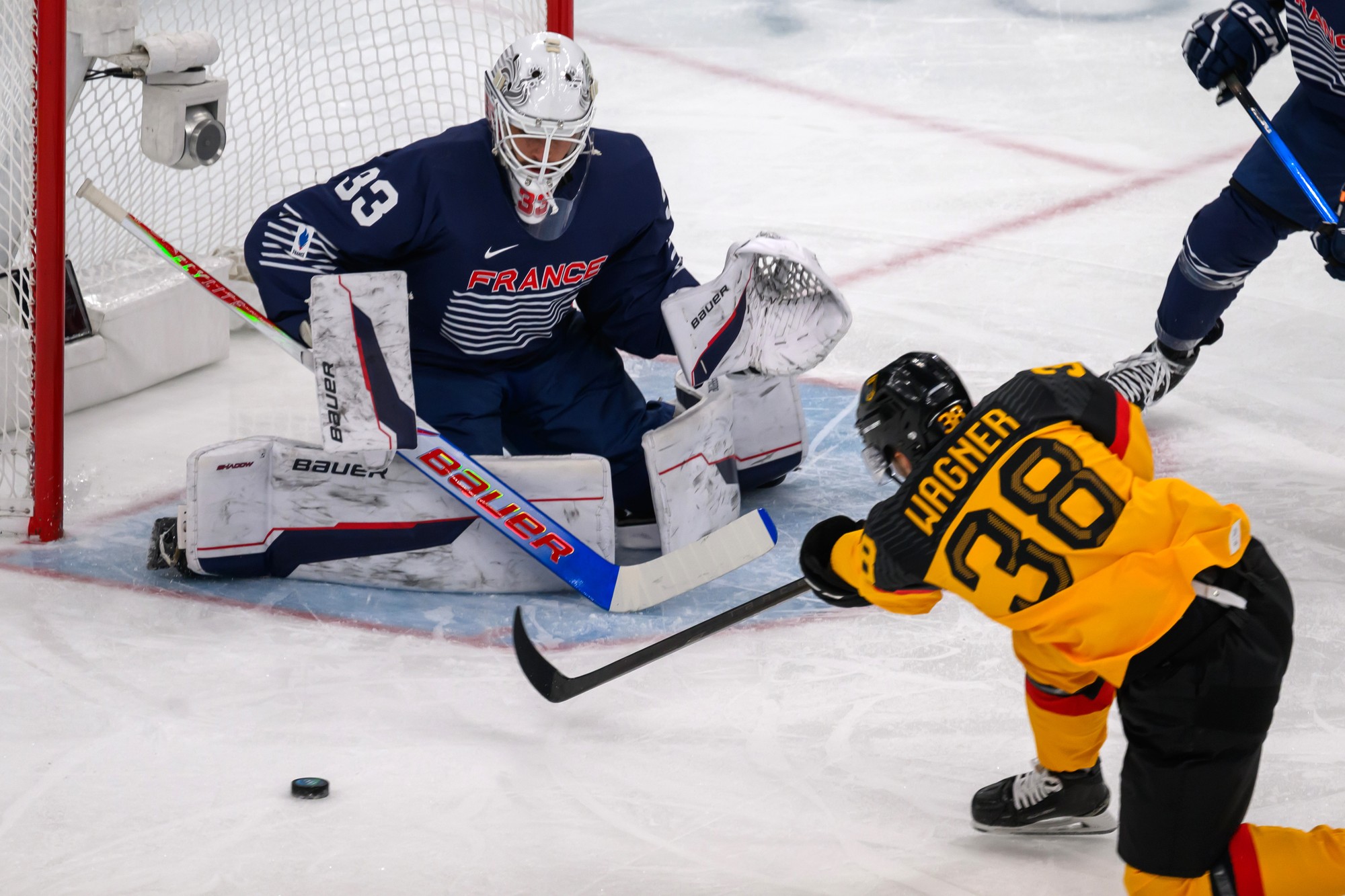 Zľava brankár Julian Junca (Francúzsko) a Nico Sturm (Nemecko). 