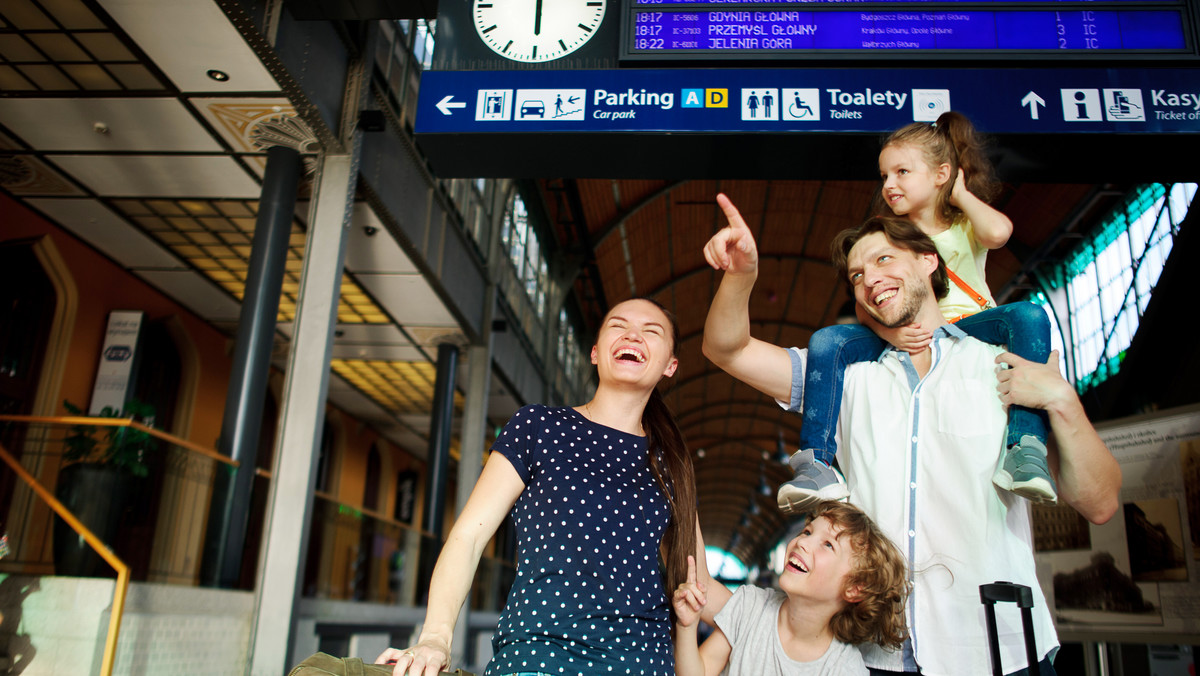 PKP Intercity z okazji Dnia Dziecka przygotowało prezent dla najmłodszych podróżników. 1 czerwca dzieci i młodzież do 16. roku życia będą mogli podróżować bezpłatnie. Wystarczy pobrać z kasy bilet ze wskazaniem miejsca do siedzenia i mieć ze sobą dokument potwierdzający wiek dziecka.