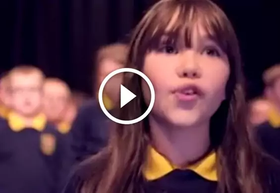 Autystyczna 10-latka zaśpiewała na szkolnej gali "Hallelujah". Internet ją pokochał (2,9 mln wyświetleń)