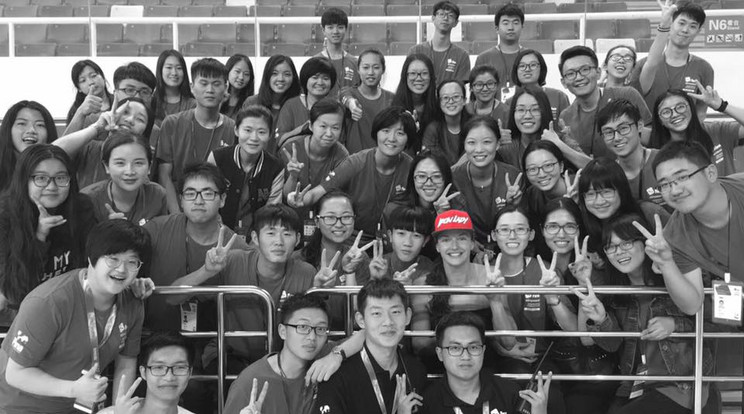 A pekingi önkéntesekkel készített közös képet a bajai
úszó – Kínában is imádták a szurkolók / Fotó: Facebook