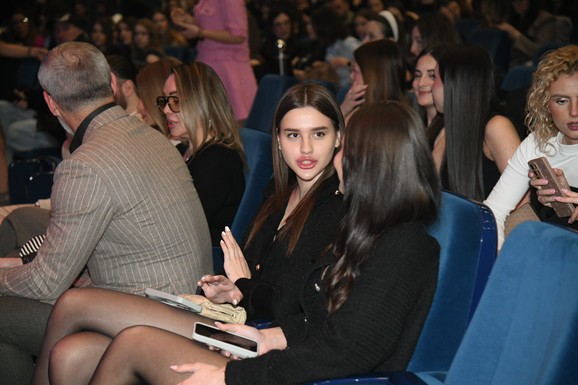 MLAĐA ĆERKA ZDRAVKA ČOLIĆA NA KONCERTU JAKOVA JOZINOVIĆA Lara sva u crnom, umesto štikli obula gumene čizme: Evo ko joj pravi društvo