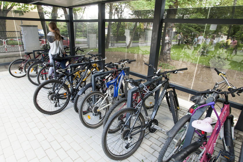 Rybnik.  Uczniowie dojeżdżają rowerami do szkoły