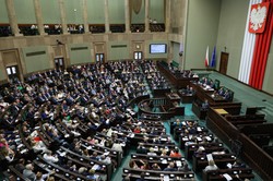 KO przed PiS o włos. Ale wynik jednej partii może przesądzić o układzie sił w Sejmie. Nowy sondaż