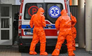 Polska walczy z koronawirusem: W szpitalach zakaźnych brakuje prawie wszystkiego, placówki same szyją maski, wolontariusze bez zabezpieczeń