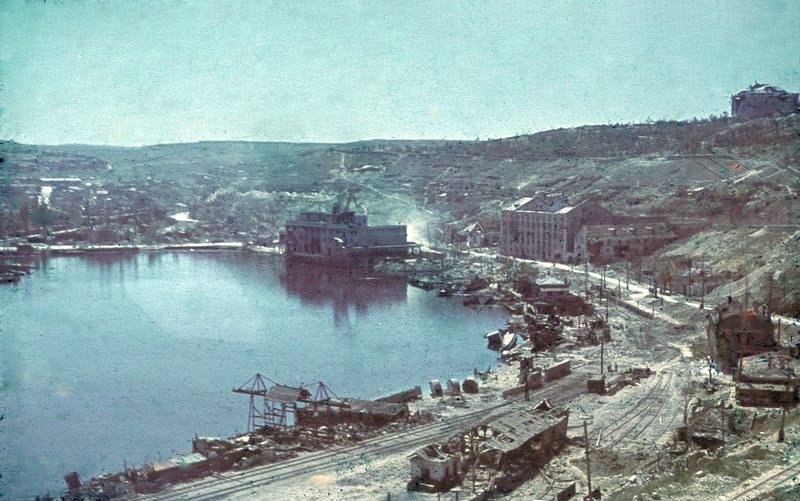 Zniszczony port w Sewastopolu po zdobyciu przez wojska niemieckie na początku lipca 1942 roku.