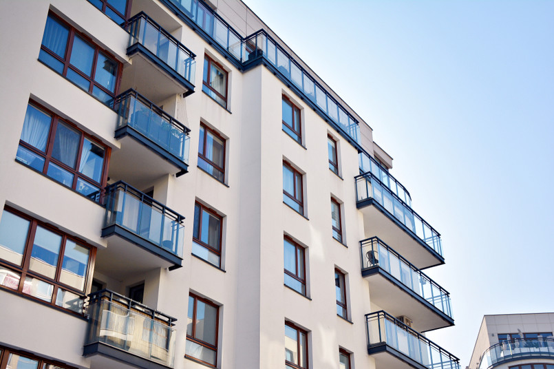 Ograniczenia w hurtowym kupowaniu mieszkań: Podatek od budynków, pierwszeństwo dla nabywców indywidualnych