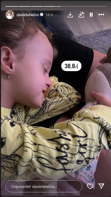 Danielu skolila choroba.