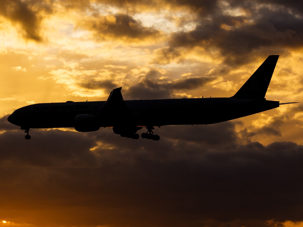 Istanbul,,Turkey.,18.1.2023.,Turkish,Airlines,Boeing,777-300er,Landing,On,Runway