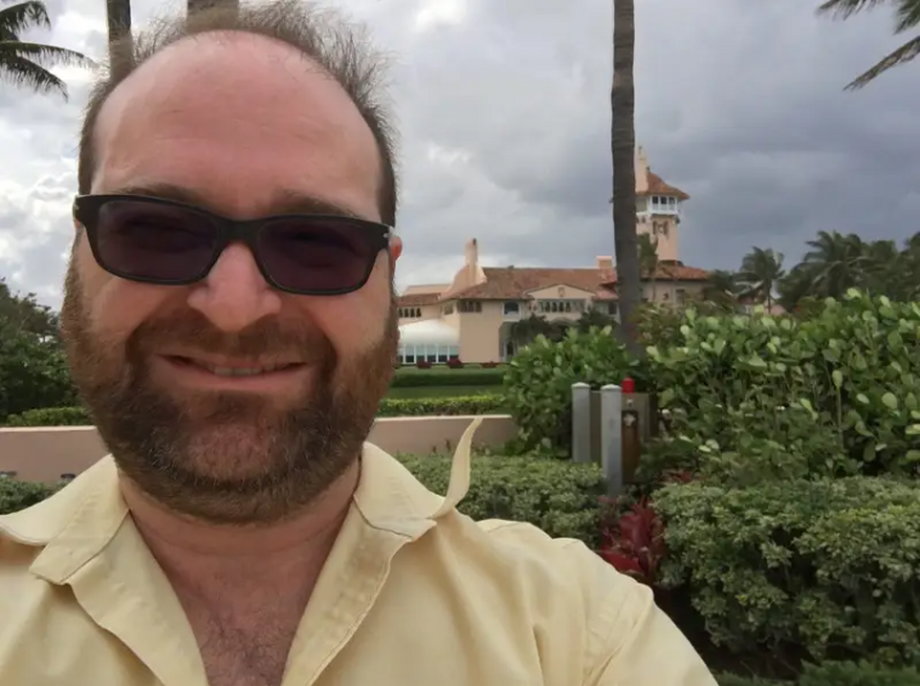 Darren Samuelsohn, ówczesny reporter Politico w Białym Domu, pozuje do selfie przed Mar-a-Lago w marcu 2017 r. Teraz ma znacznie mniej włosów.