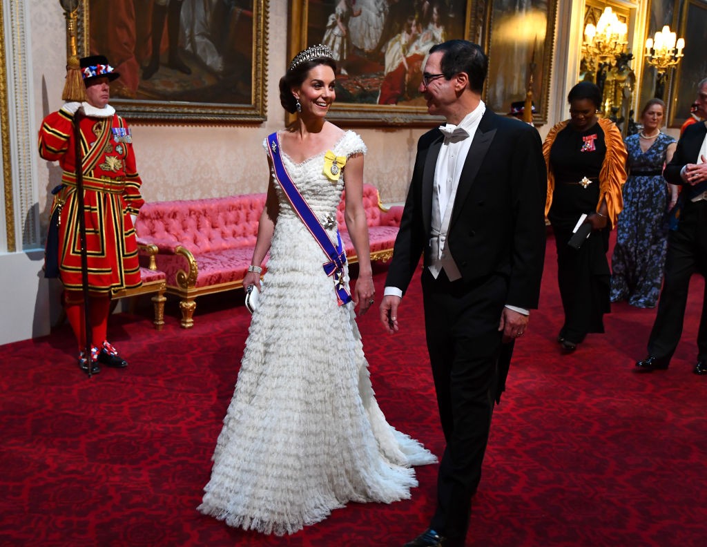 A hercegné nem gyakran visel habos-babos ruhákat, de 2019-ben kivételt tett, és csak úgy ragyogott a fodros Alexander McQueen kreációban.