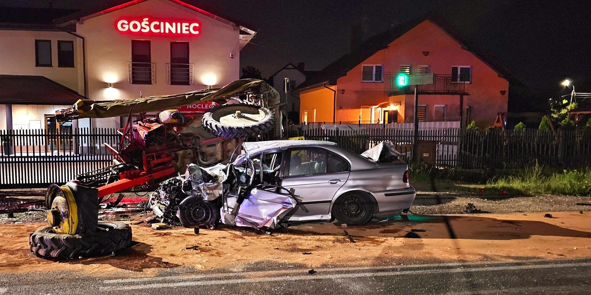 Bmw przewróciło traktor. Koszmarny wypadek w Radonicach.