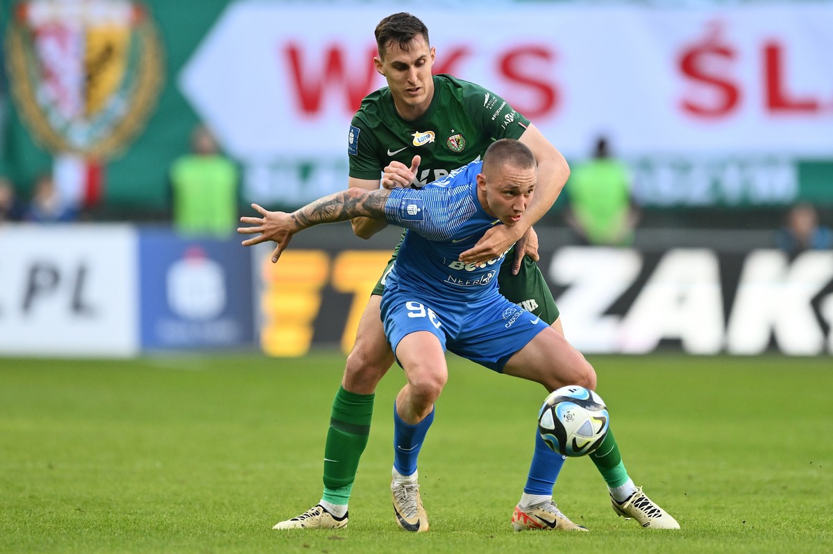 Piłkarz Śląska Wrocław Simeon Petrov (tył) i Daniel Szczepan (przód) z Ruchu Chorzów podczas meczu Ekstraklasy