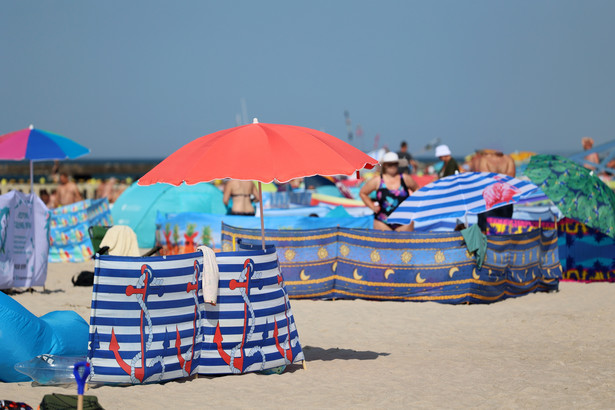 Większość Polaków poparłaby wniosek o karanie mandatem turystów noszących skąpe stroje poza plażą