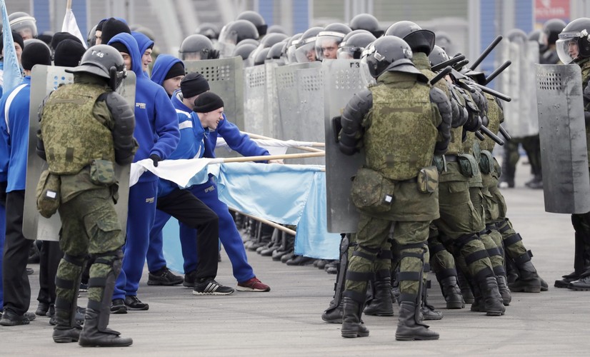 Rosyjska policja ćwiczy przed mundialem walkę z piłkarskimi chuliganami
