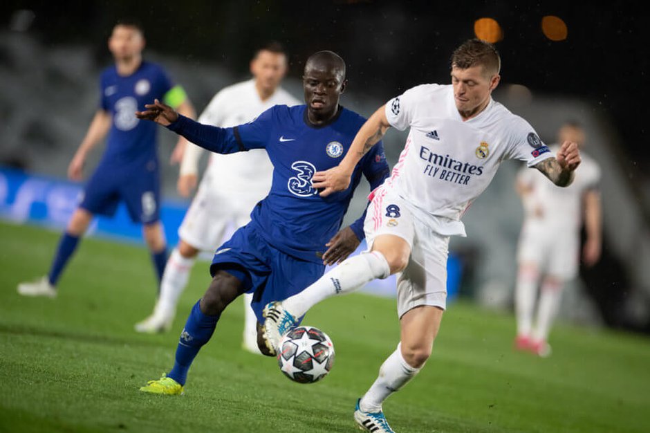 Toni Kroos w walce z N’Golo Kante