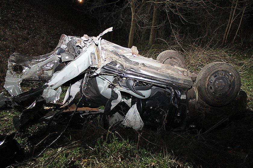 Osobówka uderzyła w drzewo. Auto rozerwało na części!