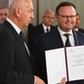 Poseł SLD Andrzej Szejna odbiera od przewodniczącego PKW Wiesława Kozielewicza zaświadczeń o wyborze na posła nowej kadencji Sejmu