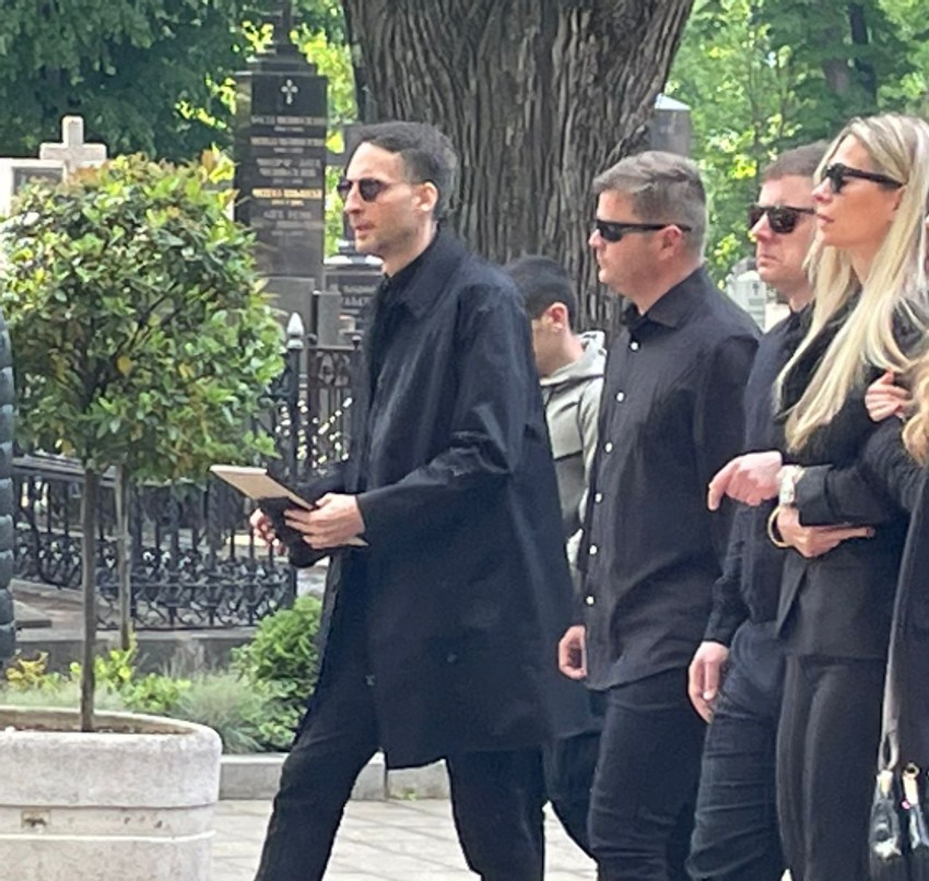 Ognjen Janković nosi ikonu na sahrani bivše supruge Bojane Janković