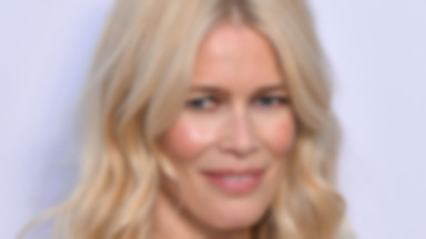 Claudia Schiffer dawno nie pojawiała się na salonach. Teraz wraca cała na złoto