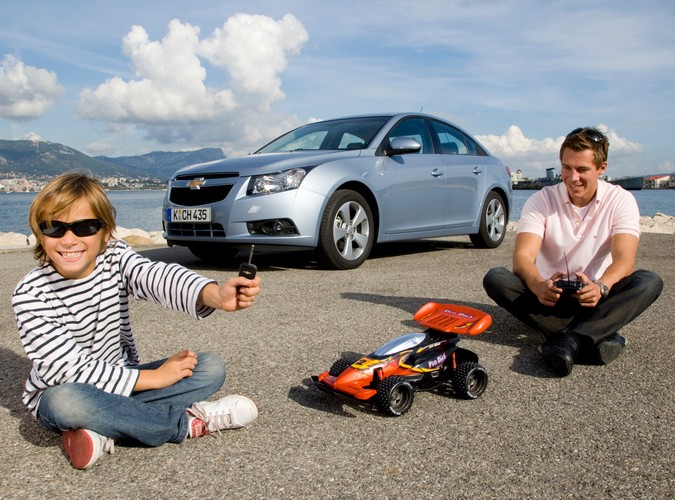 Rysopis? Oryginalny i bardzo nowoczesny. Ciekawym rozwiązaniem są koła wysunięte poza linię karoserii - dzięki temu auto wygląda poważnie