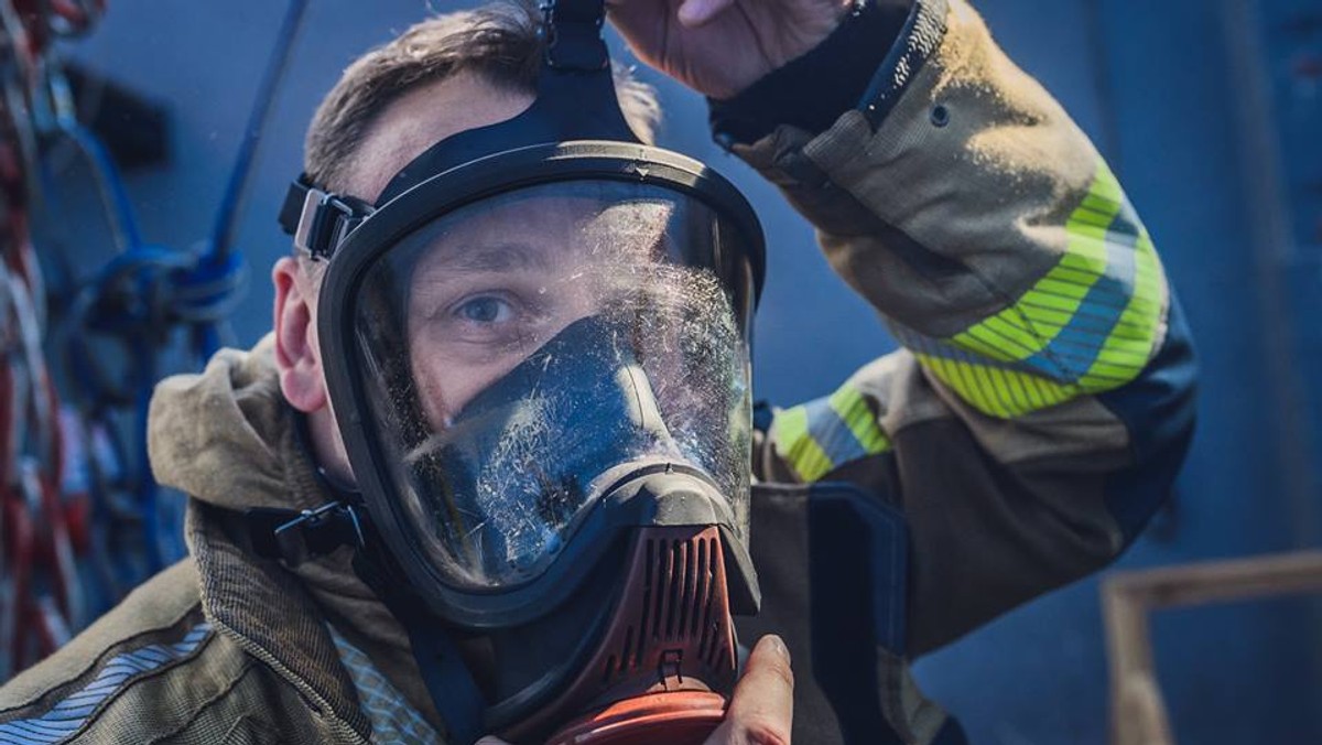 W swojej fotografii skupiam się przede wszystkim na tym, by jak najdokładniej ukazać, jak ciężka i jak ważna jest praca strażaka. Sam od 15 lat pracuję w Państwowej Straży Pożarnej. Mam tę wielką przewagę nad fotoreporterami, że mogę być w miejscach dla nich zupełnie niedostępnych - mówi w rozmowie z Onetem mł. kpt. Piotr Zwarycz.