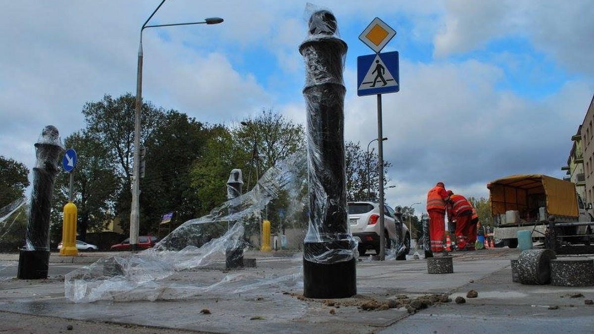 O tzw. słupkach blokujących, które wyrastają jak grzyby po deszczu w stolicy pisałem już wielokrotnie. W niektórych miejscach są potrzebne, ale w wielu innych co najmniej zbyteczne. Teraz narzekają na nie mieszkańcy zmodernizowanej ulicy Świętego Wincentego. W piątek montowano tam kolejne słupki.