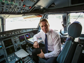 József Váradi w kabinie pilotów jednego z samolotów należących do Wizz Air