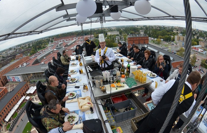 лаунж пространство на высоте спб. ресторан высота. ресторан в небе dinner in the sky. лаундж на крыше спб. ресторан на высоте спб.