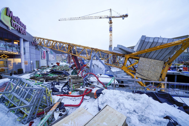 Dźwig runął na centrum handlowe w Melhus pod Trondheim w zachodniej Norwegii