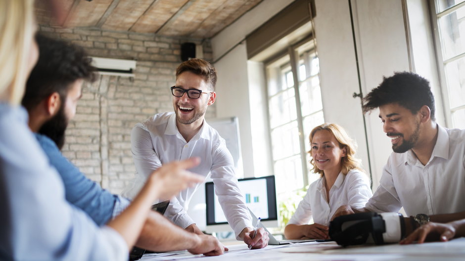 Według badania organizacji Great Place to Work firmy, w których pracownicy czują się związani z szefostwem, odnotowują trzykrotnie wyższy wzrost od przedsiębiorstw, w których zarząd i pracownicy się nie znają