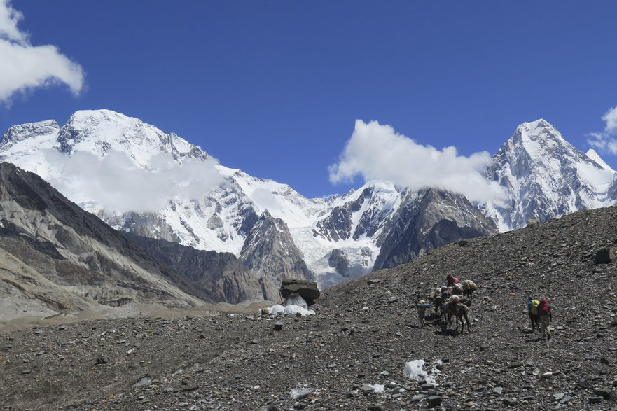 Droga do obozu Concordia przed Broad Peak (z lewej) i Gaszerbrum IV (z prawej) na lodowcu Baltoro w paśmie Karakorum