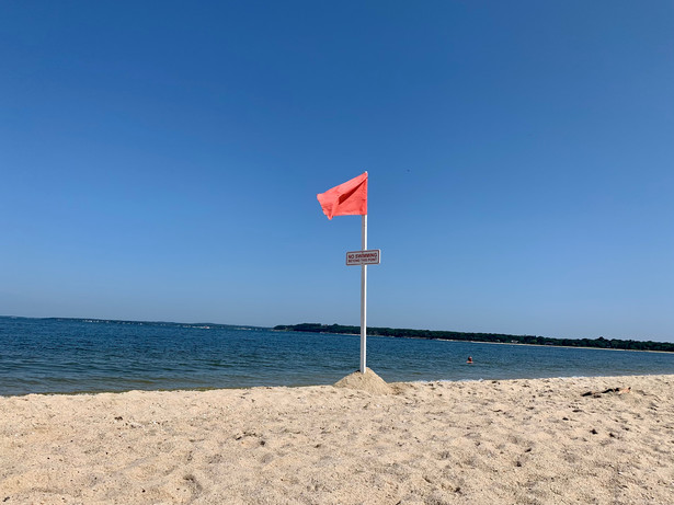 Plaża ratownik czerwona flaga