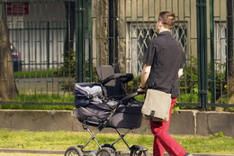 Urlopy rodzicielskie dla ojców coraz popularniejsze? Liczby ujawniają prawdę