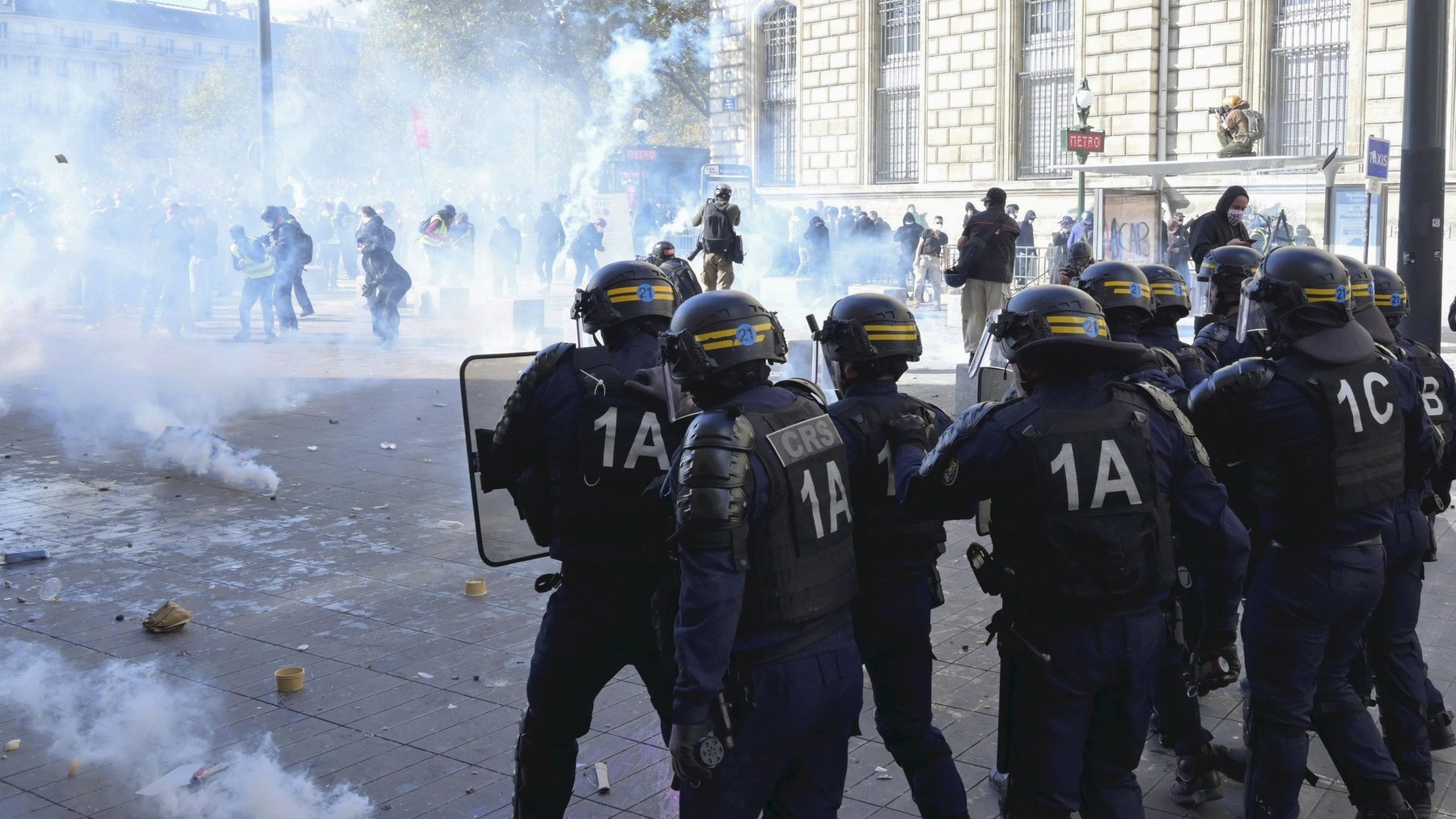Emmanuel Macron a ținut un discurs de 8 minute despre proteste și a fost criticat de toate partidele din Franța: „Laș, vrem revenirea la ordine”