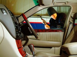 Tak złodziej ukradnie twój samochód! Zobacz sztuczki