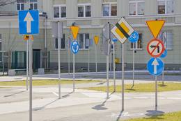 Posłanka PiS interweniuje w sprawie gąszczu znaków na drogach. Ministerstwo nie widzi problemu