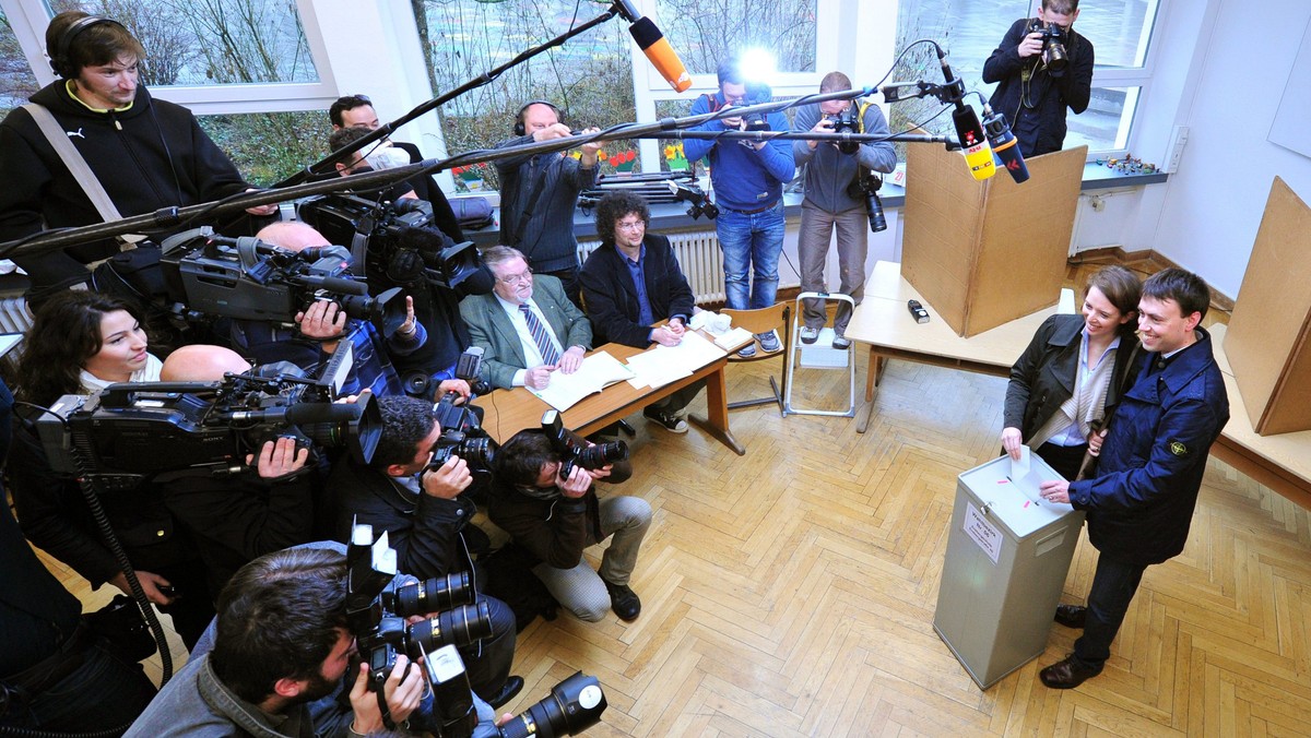 Koalicja chadeckiej CDU i liberalnej FDP przegrała niedzielne wybory regionalne w Badenii-Wirtembergii - wynika z sondaży. Po raz pierwszy w historii Niemiec stanowisko premiera landu może przypaść Zielonym, którzy chcą utworzyć rząd z socjaldemokracją.