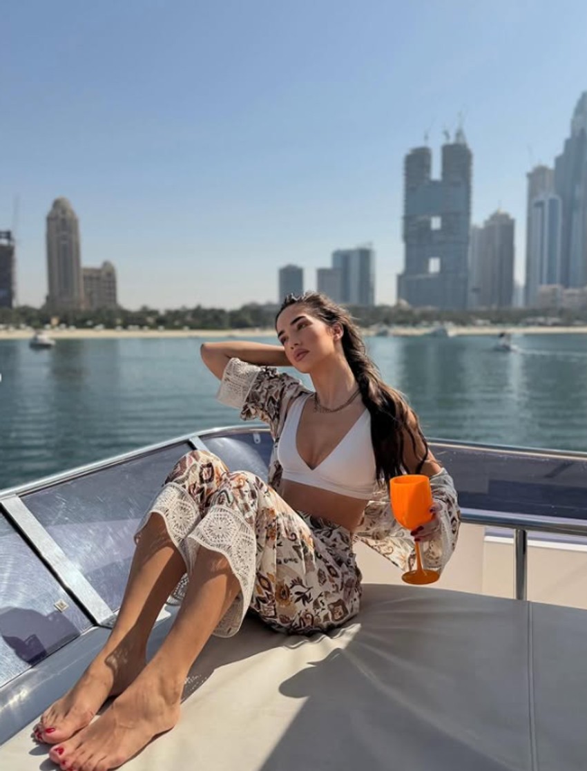 Anđela Đuričić ispija šampanjac na luksuznoj jahti u Dubaiji: Otkopčala košulju, sve seva