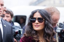 "Tak bardzo zazdroszczę ławce...". Rozbierane ZDJĘCIA Salmy Hayek z sauny rozgrzały internautów